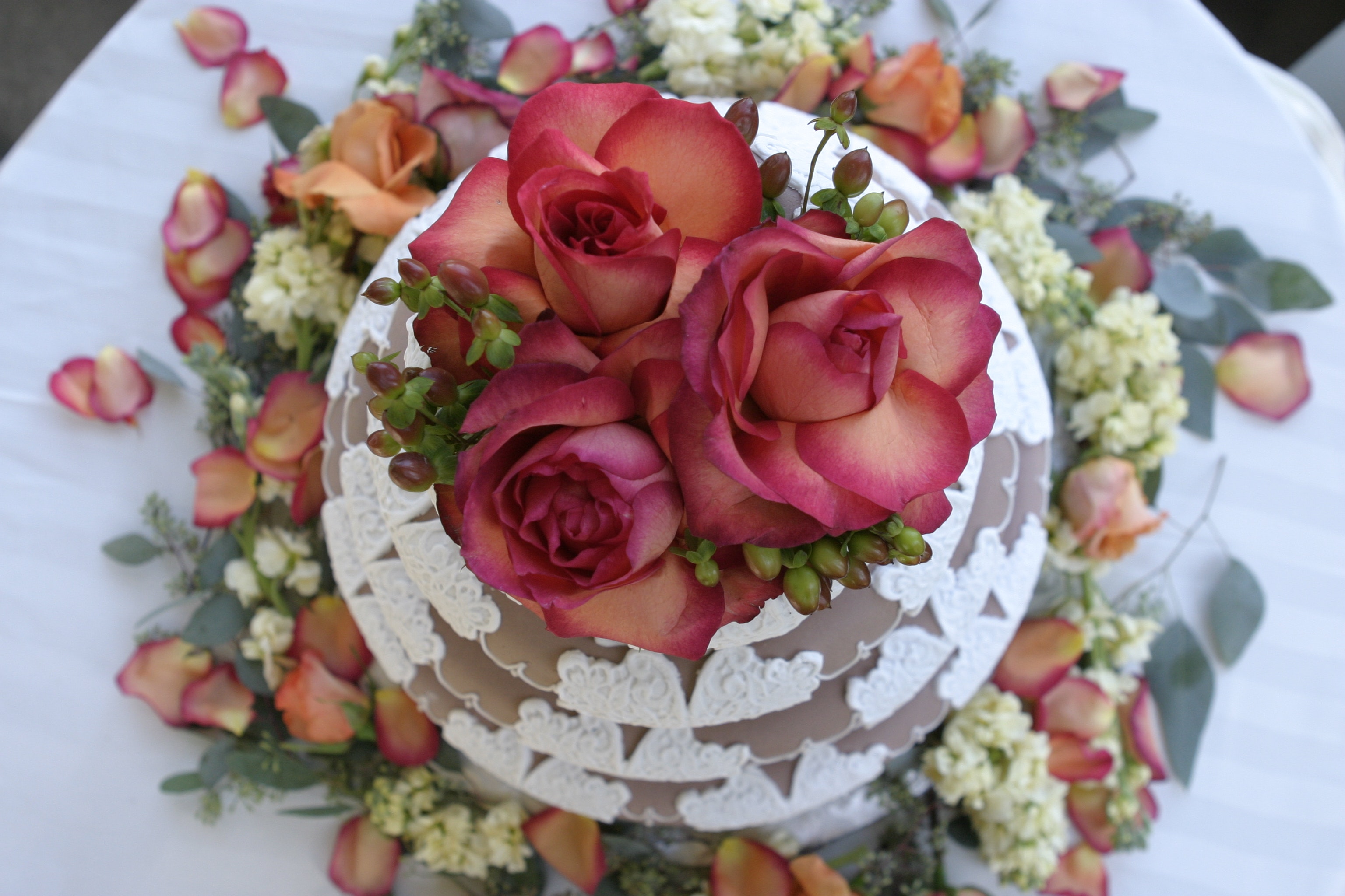 How to use edible flowers on cakes