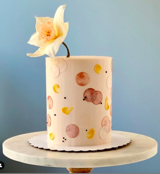 image of a single tier cake