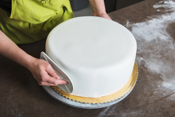 How to Cover a Round Cake with Sugarpaste
